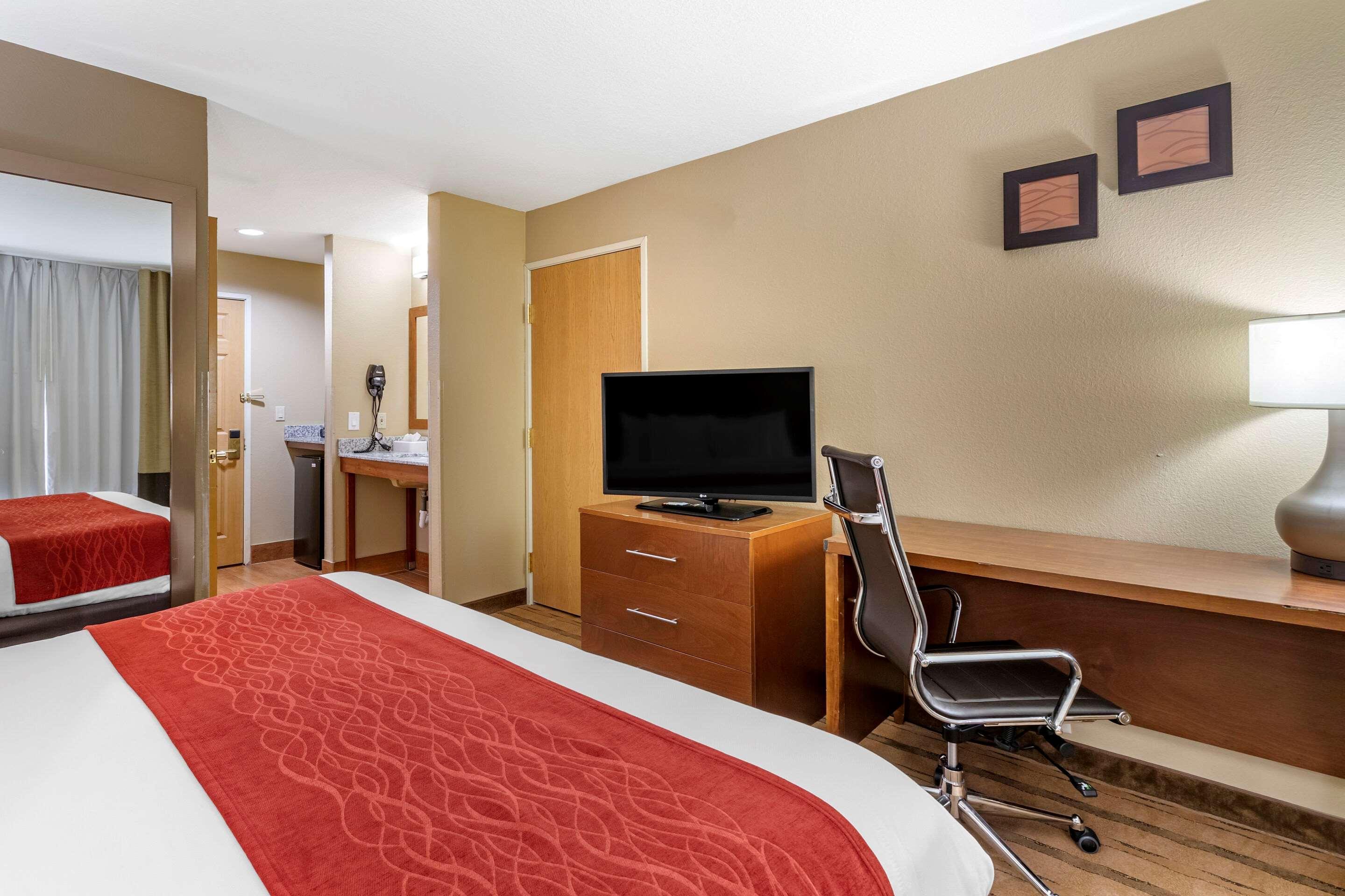 Comfort Inn & Suites Cedar Rapids North - Collins Road Exterior photo