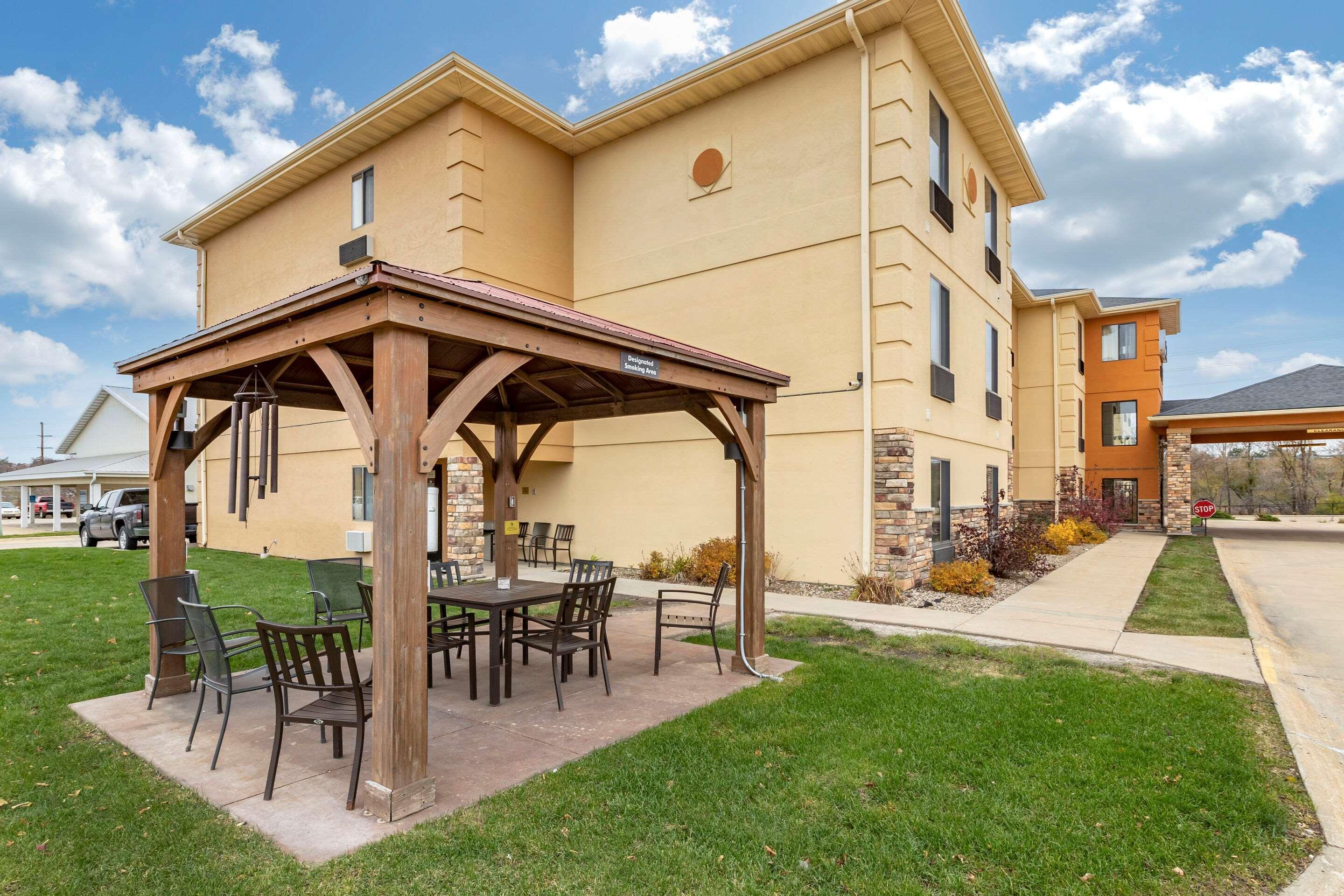 Comfort Inn & Suites Cedar Rapids North - Collins Road Exterior photo