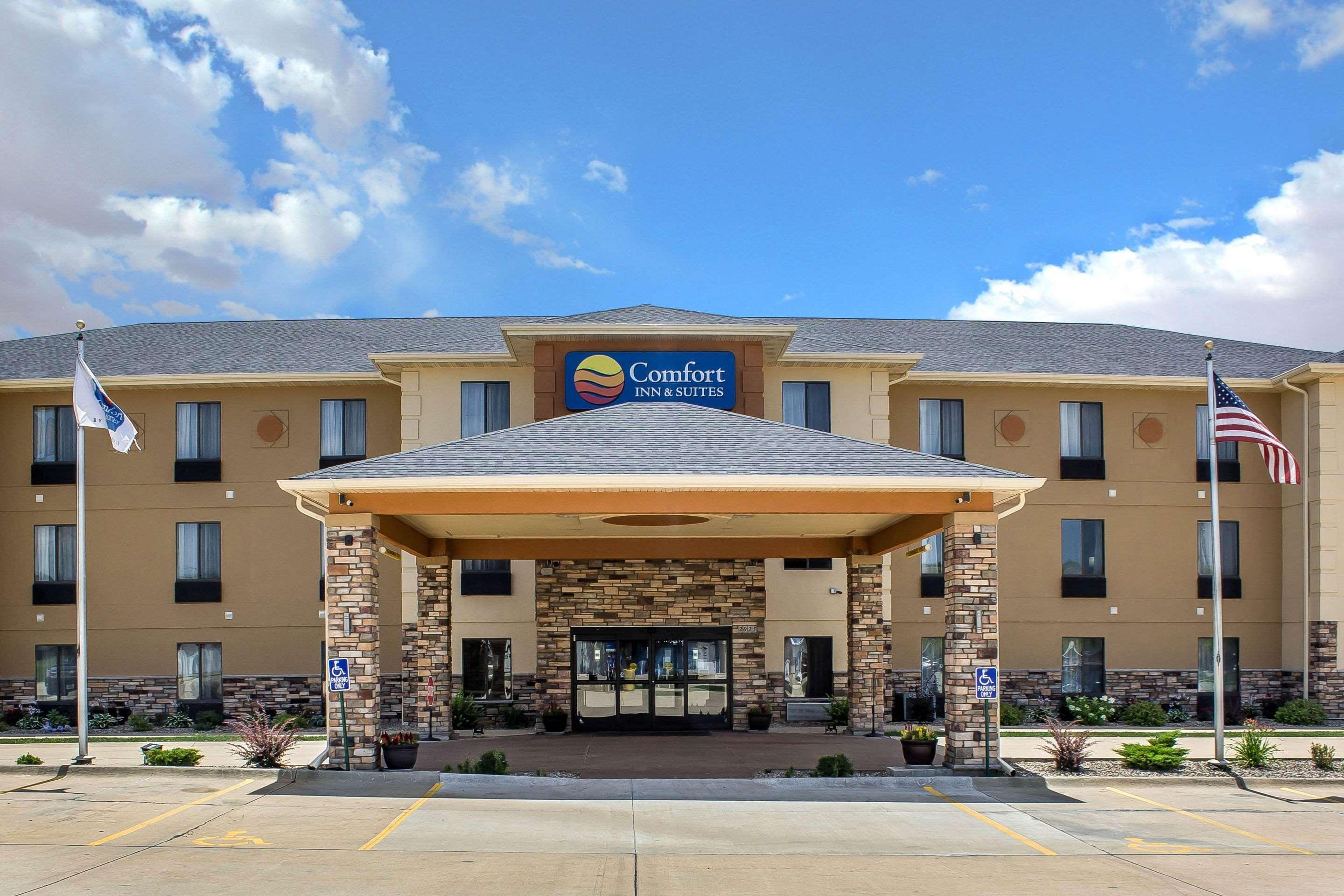 Comfort Inn & Suites Cedar Rapids North - Collins Road Exterior photo