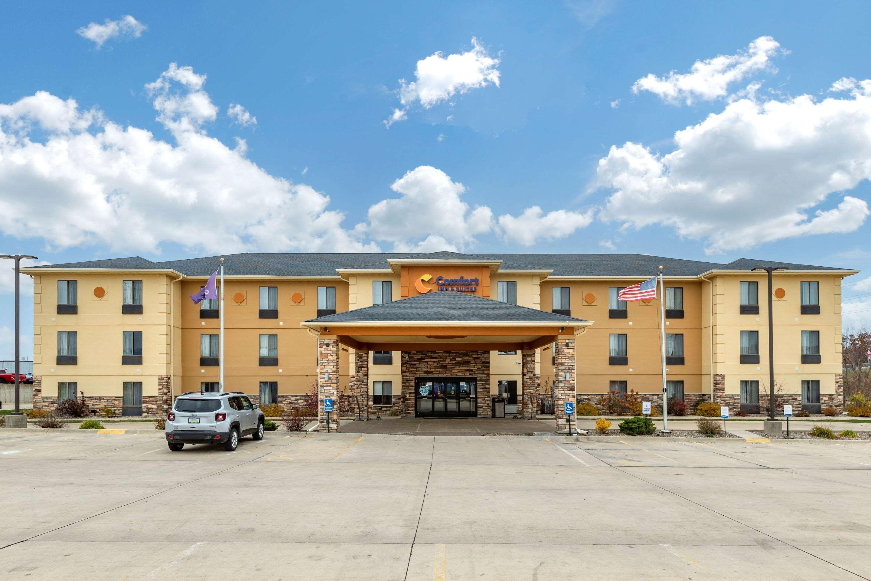 Comfort Inn & Suites Cedar Rapids North - Collins Road Exterior photo