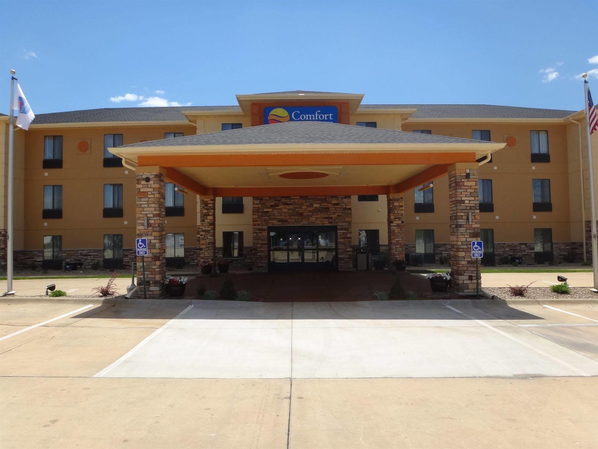 Comfort Inn & Suites Cedar Rapids North - Collins Road Exterior photo